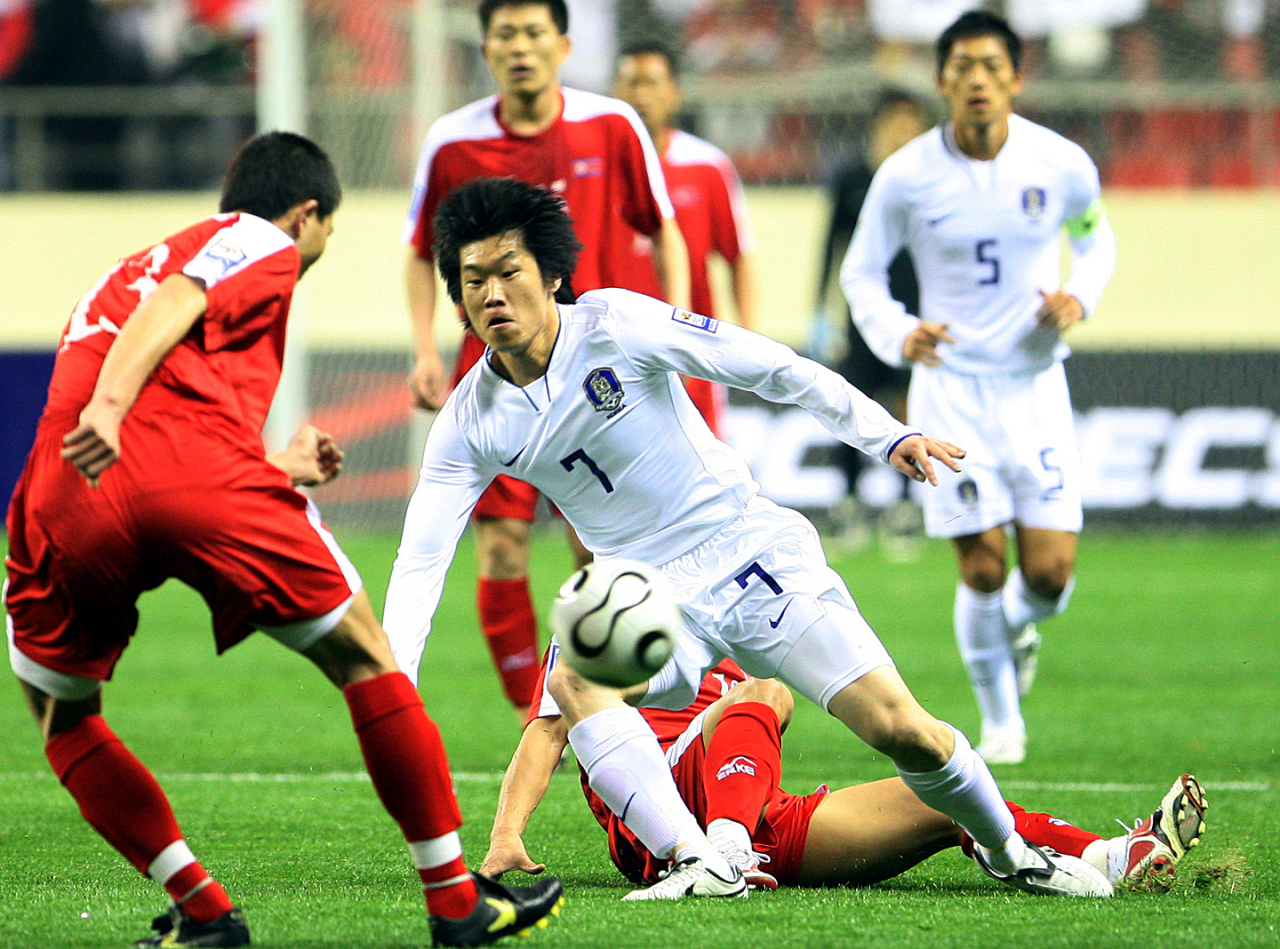 Park Ji-sung (No.7) dribbles against the North Korea in a qualifier match for the 2010 World Cup in March 26, 2008. (The Korea Herald)