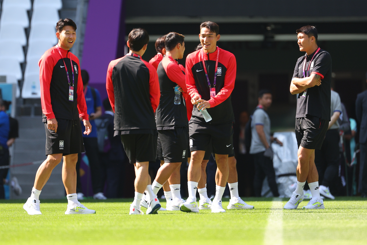 The South Korean national team checks out the Education City Stadium in Al Rayyan, just west of Doha, on Monday. (Yonhap)
