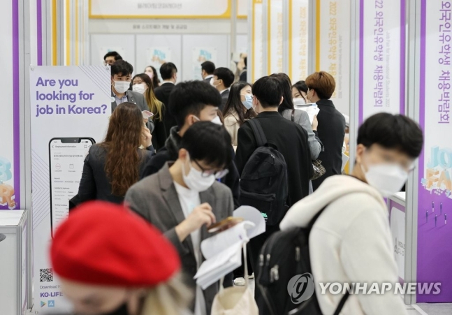 Foreign students visit at an employment exhibition held at COEX, southern Seoul, in October. (Yonhap)