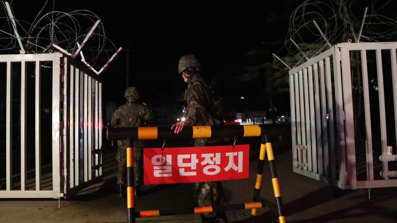 Soldiers close the front gate of an Army boot camp in the northern county of Yeoncheon on Nov. 25 in 2020. (Yonhap)
