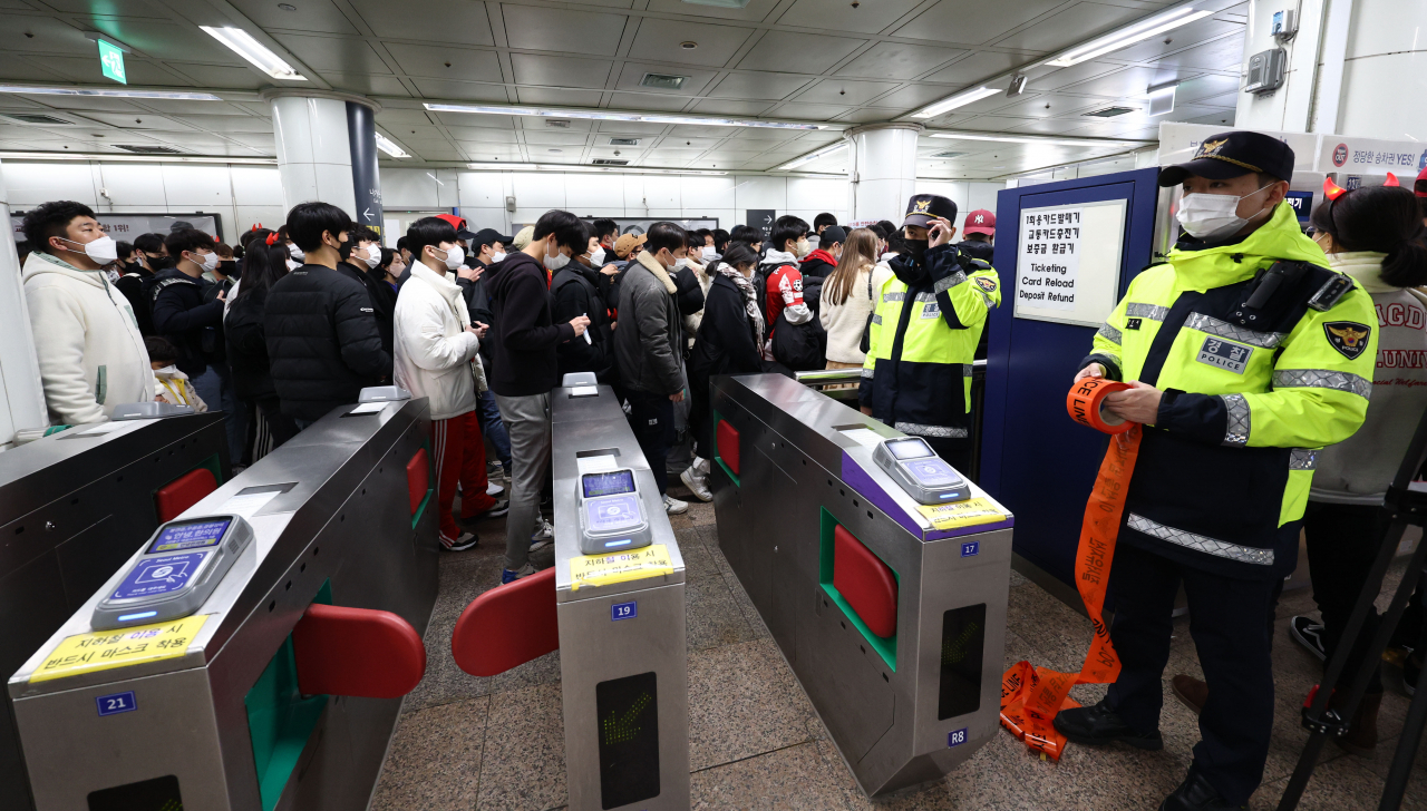 Police maintain order as people take the subway after the public screening of South Korea’s World Cup match against Uruguay in Gwanghwamun Plaza in Jongno-gu, central Seoul. (Yonhap)