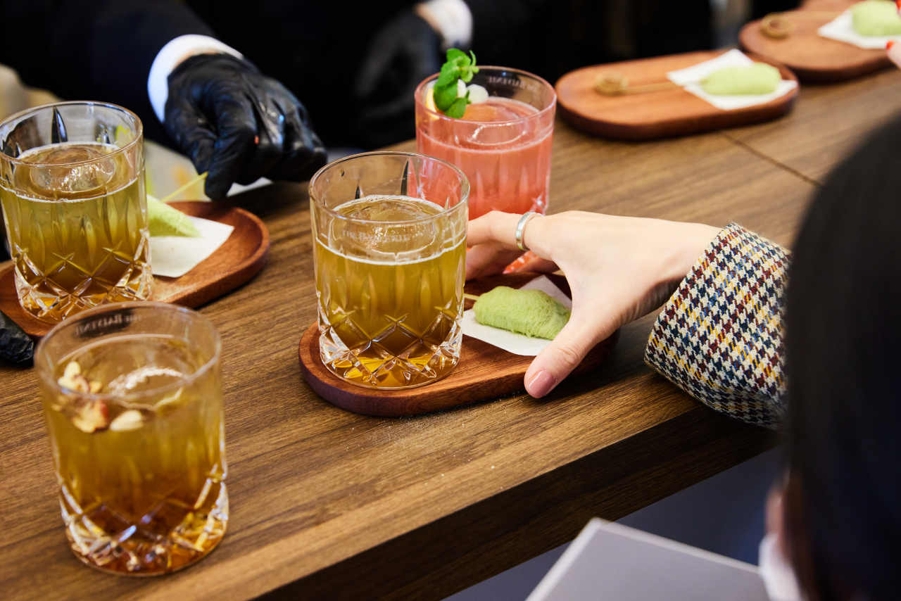 Balvenie cocktails inspired by Korean craftsmanship are offered during the exhibition. (William Grant & Sons Korea)