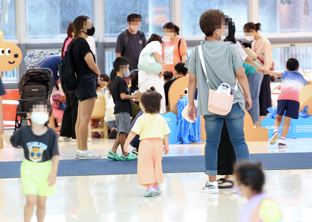 Children and parents at Children's Grand Park in eastern Seoul on July 31. (Yonhap)