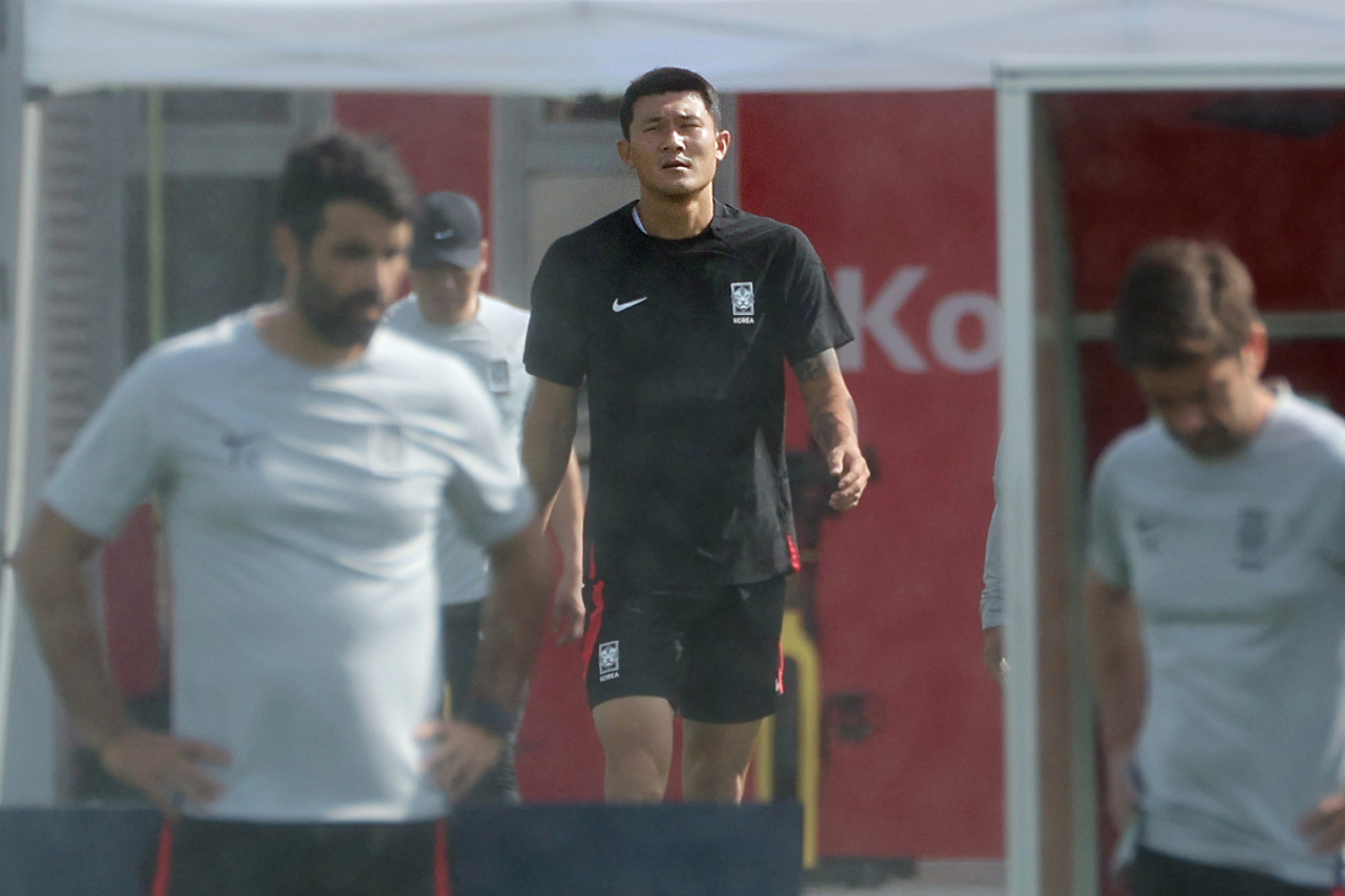 South Korean defender Kim Min-jae enters the practice field at Al Egla Training Site in Doha in preparation for the FIFA World Cup on Sunday. (Yonhap)