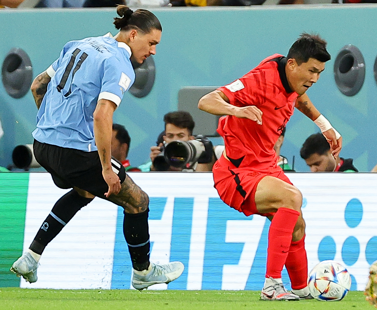 Kim Min-jae of South Korea (right) and Darwin Nunez of Uruguay battle for the ball during their teams' Group H match at the FIFA World Cup at Education City Stadium in Al Rayyan, west of Doha, last Thursday. (Yonhap)