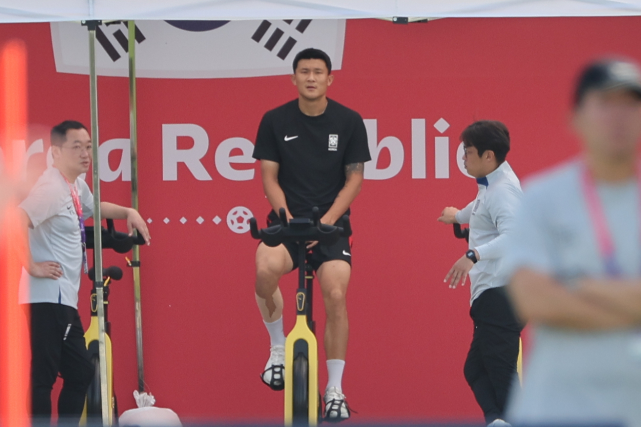 Kim Min-jae rides a stationary bicycle during South Korean national team's practice at the Al Egla Training Facility in Doha on Sunday, a day before the Group H match against Ghana. (Yonhap)