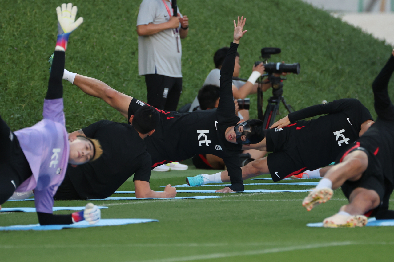 The South Korean national soccer team trains at Al Egla training facility in Doha, Qatar, Saturday. (Yonhap)