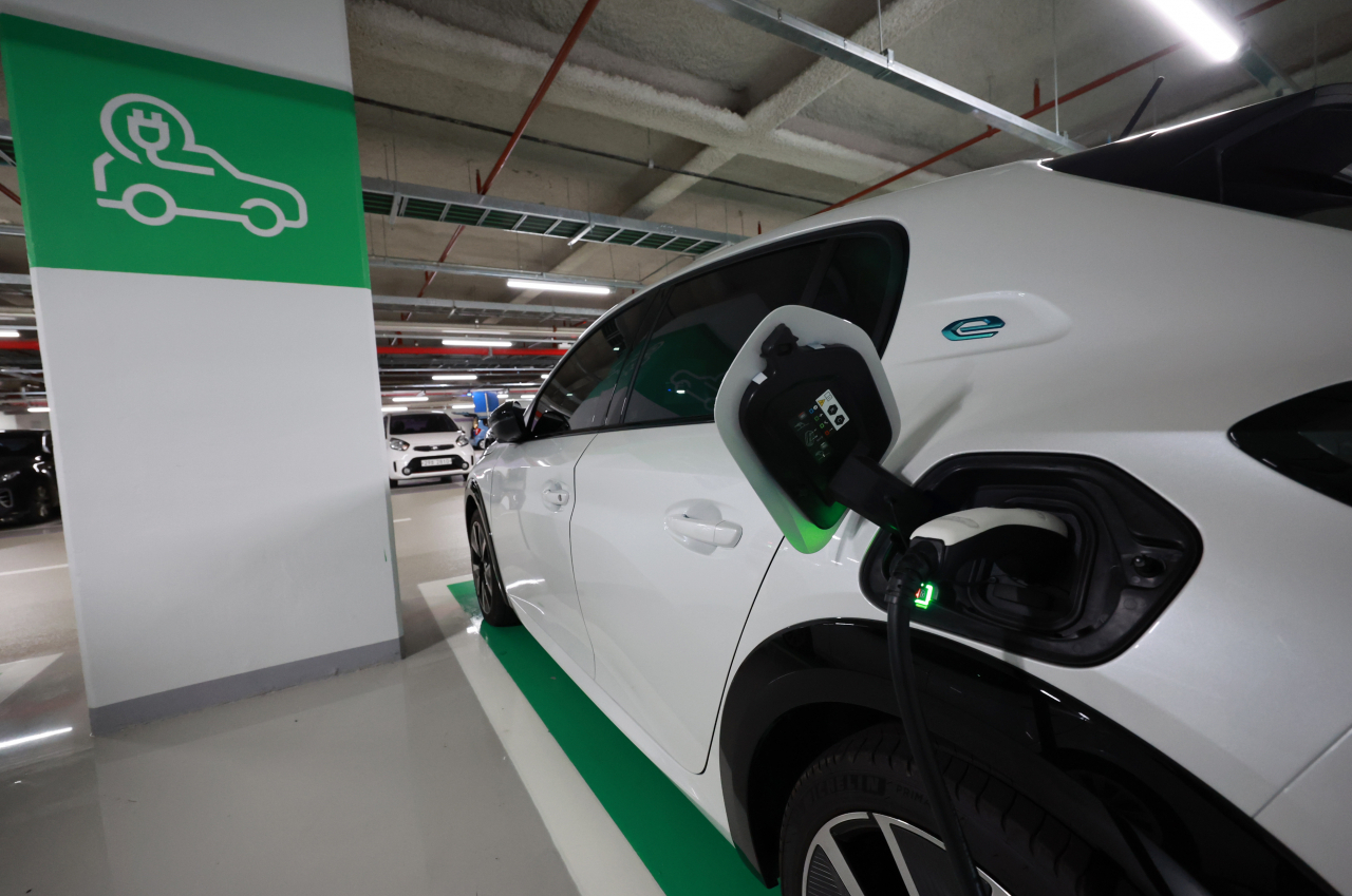 An electric vehicle is parked in a designated parking spot as it charges in Gangnam-gu, southern Seoul, Oct. 31. (Yonhap)