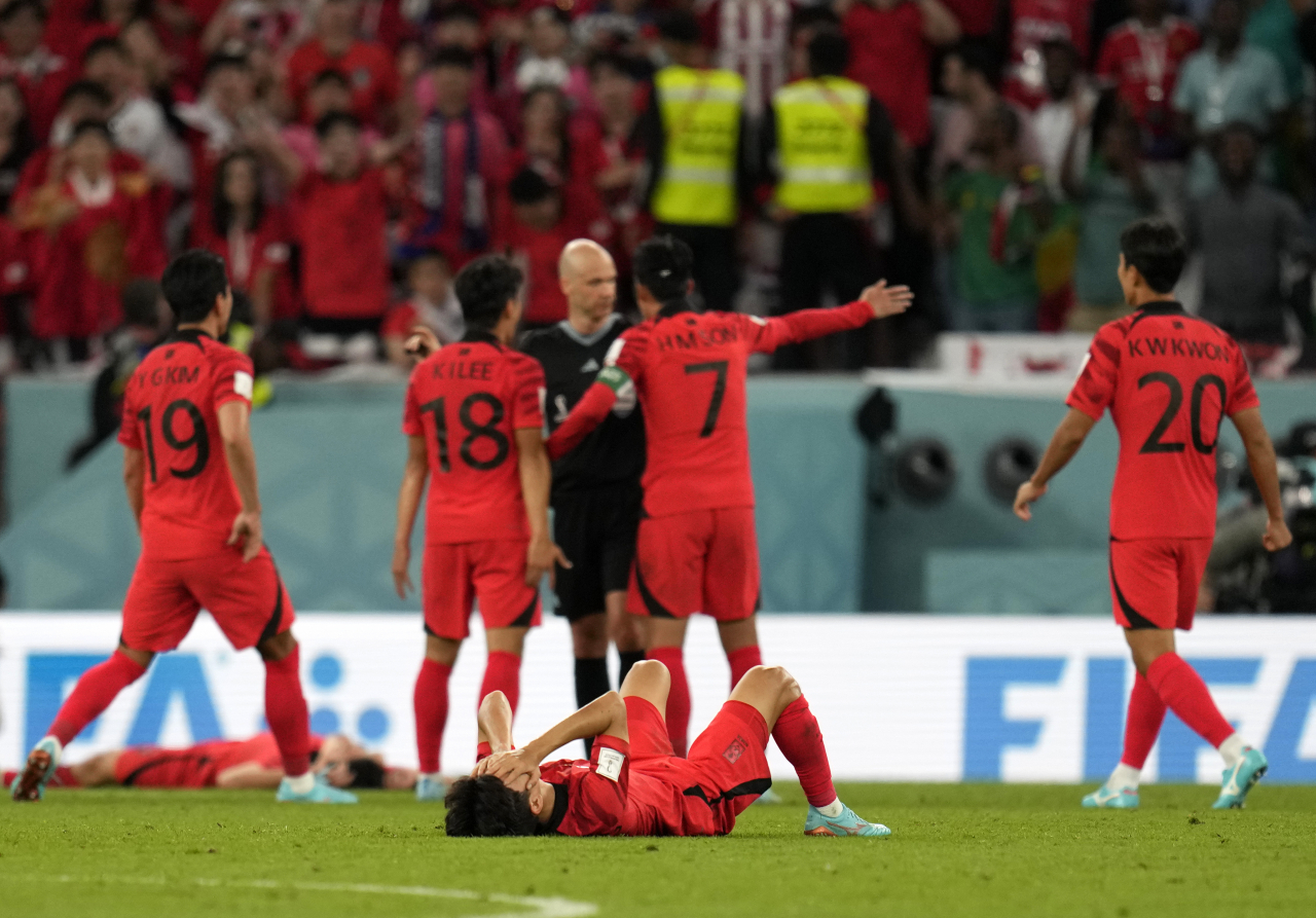 South Korea players react at the end of the World Cup group H soccer match between South Korea and Ghana, at the Education City Stadium in Al Rayyan, Qatar, Monday. (AP-Yonhap)