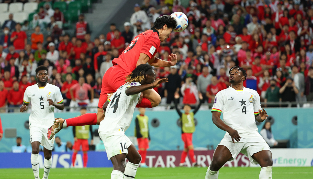South Korea's Cho Gue-sung heads the ball to score his side's second goal against Ghana during the World Cup group H soccer match between South Korea and Ghana, at the Education City Stadium in Al Rayyan, Qatar, Monday. (Yonhap)