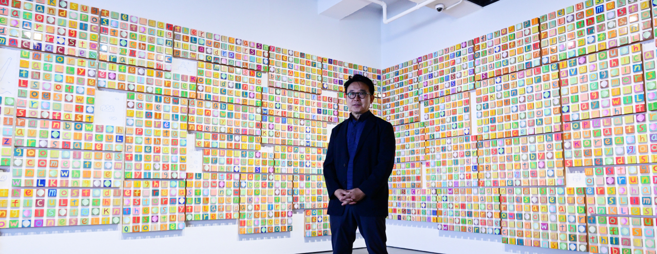 New York-based artist Kang Ik-joong poses in front of his “Things I Know” series at Gallery Hyundai in Seoul, Nov. 8. (Park Hae-mook/The Korea Herald)