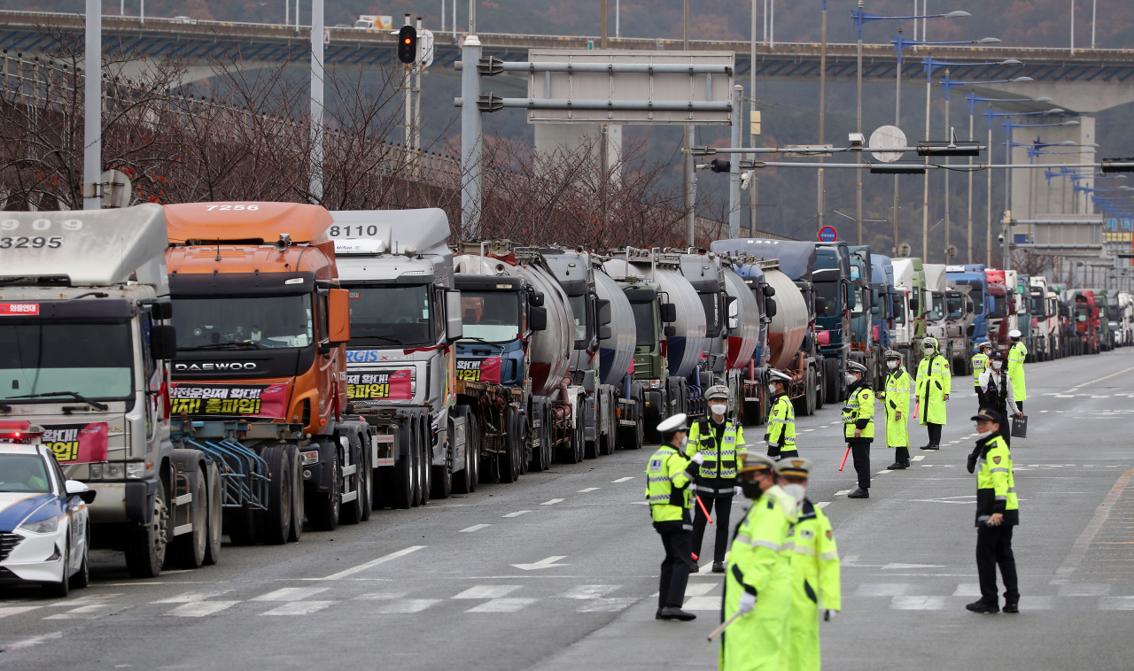 Cargo trucks are parked along a road in South Korea's southern port city of Busan on Tuesday, on the sixth day of a nationwide strike by unionized truckers. (Yonhap)