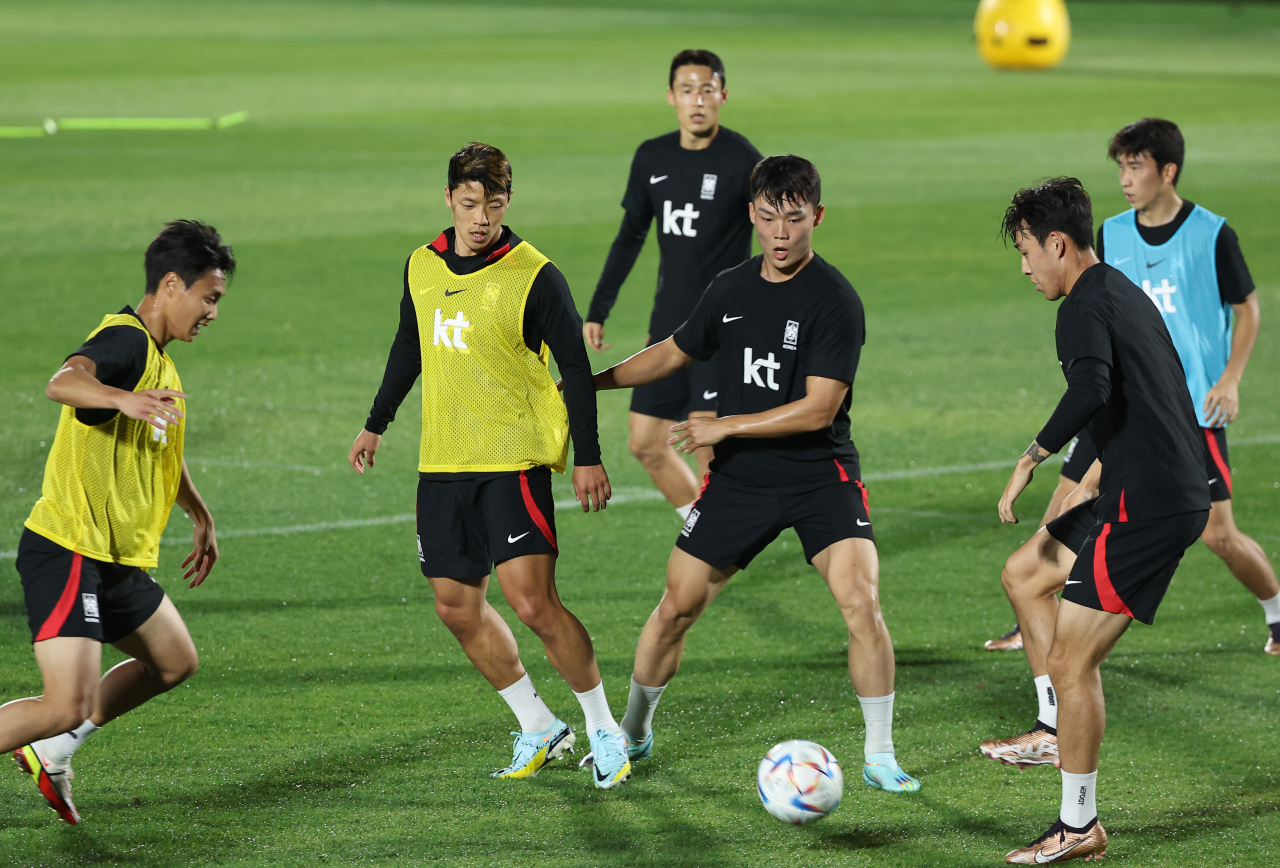 The South Korean national soccer team trains at the Al Egla Training Facility in Doha, Qatar, on Tuesday, ahead of the final Group H match against Portugal slated for Saturday, Korean time. (Yonhap)