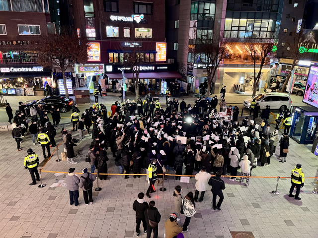 This photograph taken at around 7:50 p.m. on Wednesday shows protesters gathering in Hongdae, western Seoul. Police said the demonstration was registered as being around a 100-person event. (Kim Arin/The Korea Herald)