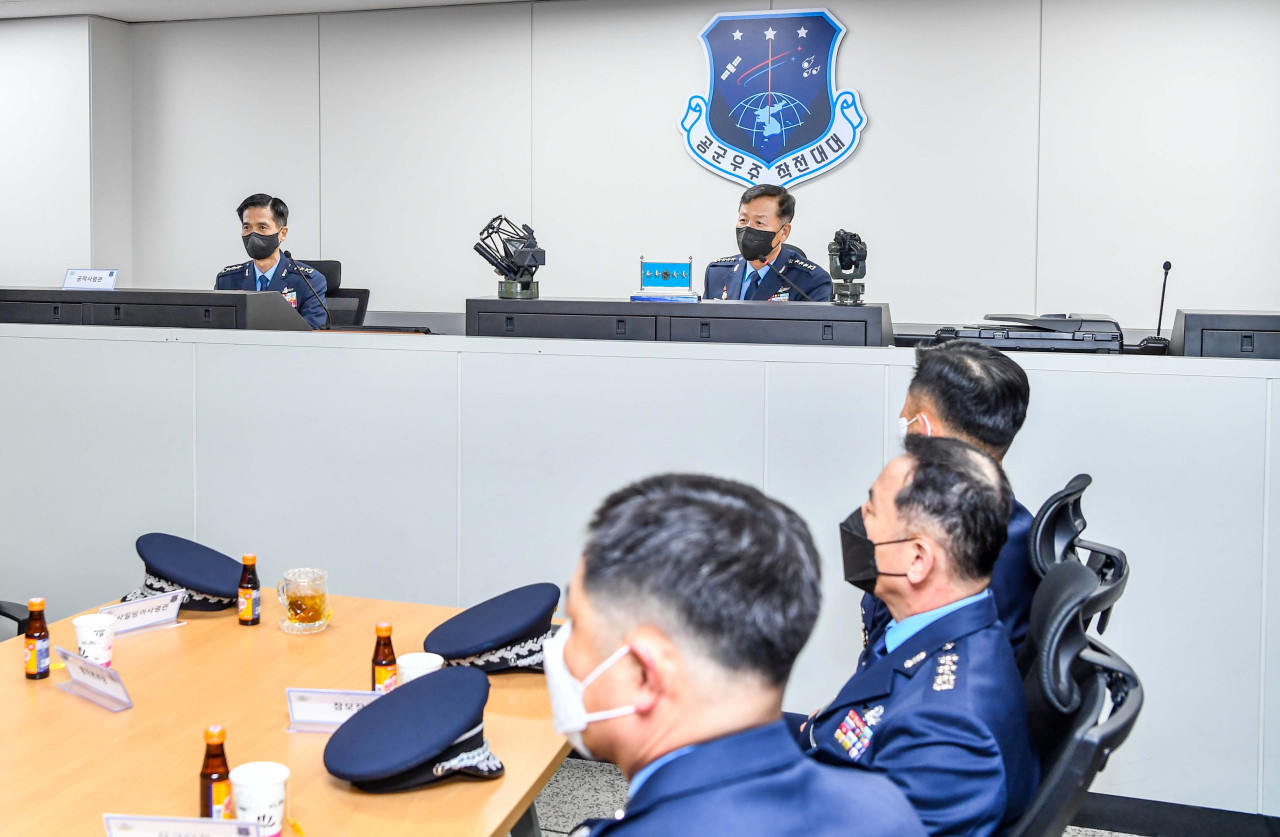 Air Force`s Chief of Staff Gen. Jung Sang-hwa is briefed on the newly-launched Space Operations Squadron. (Republic of Korea Air Force)