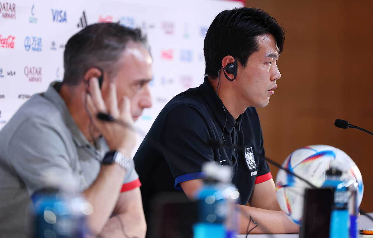 South Korean defender Kim Young-gwon (right) speaks at a press conference before the team's Group H match against Portugal at the Main Media Centre for the FIFA World Cup in Al Rayyan, west of Doha, on Thursday. (Yonhap)