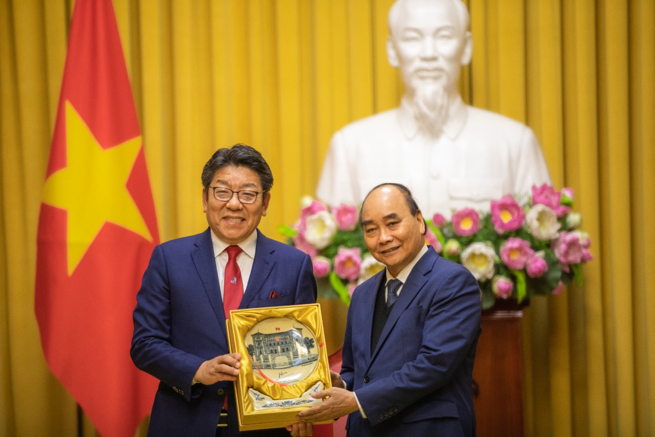 Vietnamese President Nguyen Xuan Phuc (right) and The Korea Herald CEO Choi Jin-young take a photo on Thursday at the presidential palace in Hanoi, Vietnam, after a meeting to commemorate the 30th anniversary of Korea-Vietnam diplomatic relations.