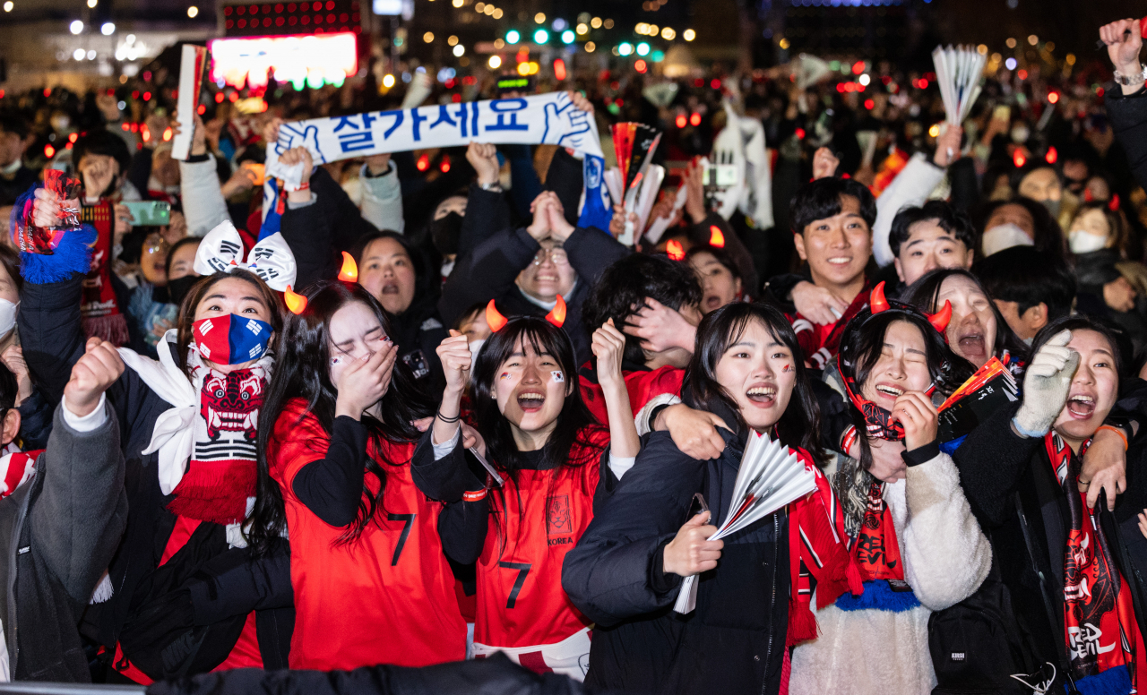 South Korean fans cheer during the national team's final Group H match against Portugal on Saturday, Korean Time, at the public screening event in Gwanghwamun, central Seoul. (Yonhap)