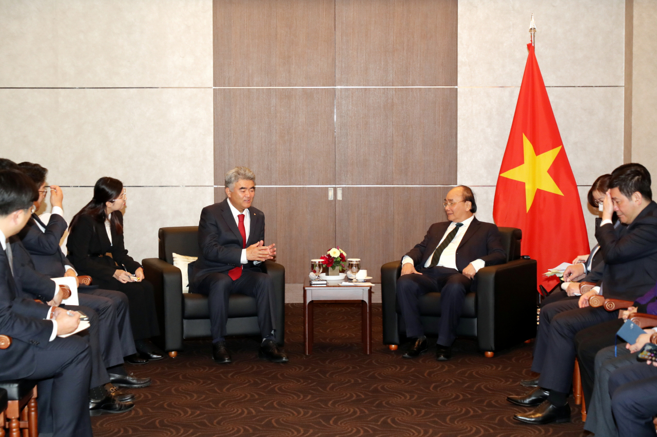 Jungheung Group Vice Chairman Jung Won-ju (center left) speaks in a meeting with Vietnamese President Nguyen Xuan Phuc (center right) at Lotte Hotel in Seoul on Monday. (Daewoo E&C)