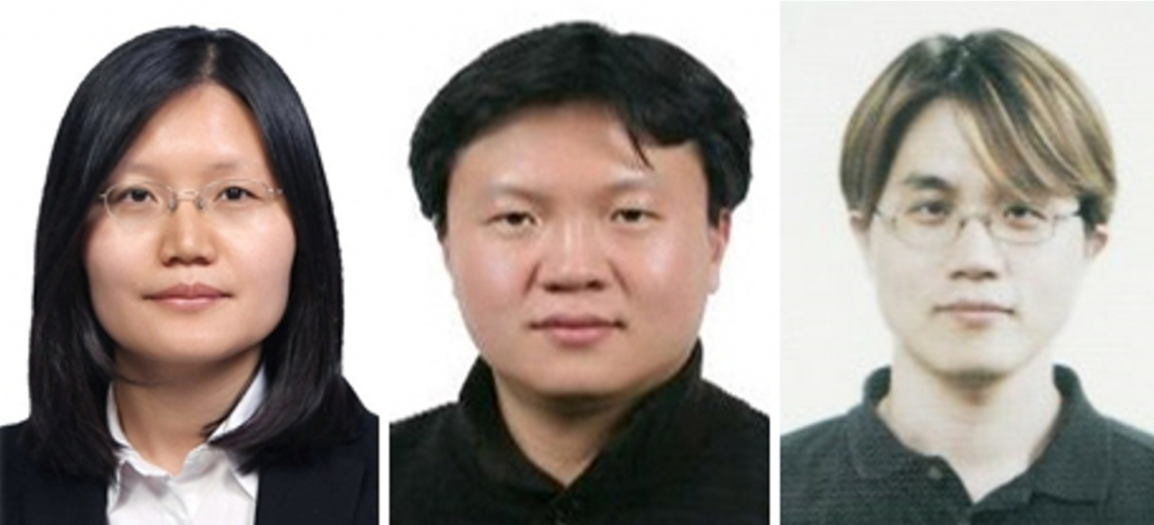 From left: Lee Keum-joo, executive vice president in charge of DRAM process and development; Moon Sung-hoon, executive vice president for strategic product development of smartphones; Lee Jung-won, executive vice president for modem system development. (Yonhap)