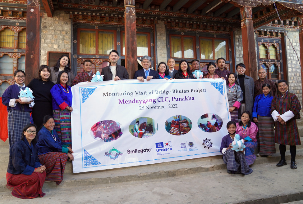 Smilegate Megaport Director Jeong Jae-hoon (sixth from left on the second row) and Secretary General of the Korean Natioanl Commission for UNESCO Han Kyung-koo (seventh from left on the second row) pose for a picture with Bhutanese authorities and local villagers during the opening ceremony of a community learning center in Mendeygang, Bhutan on Nov. 28. (Smilegate)