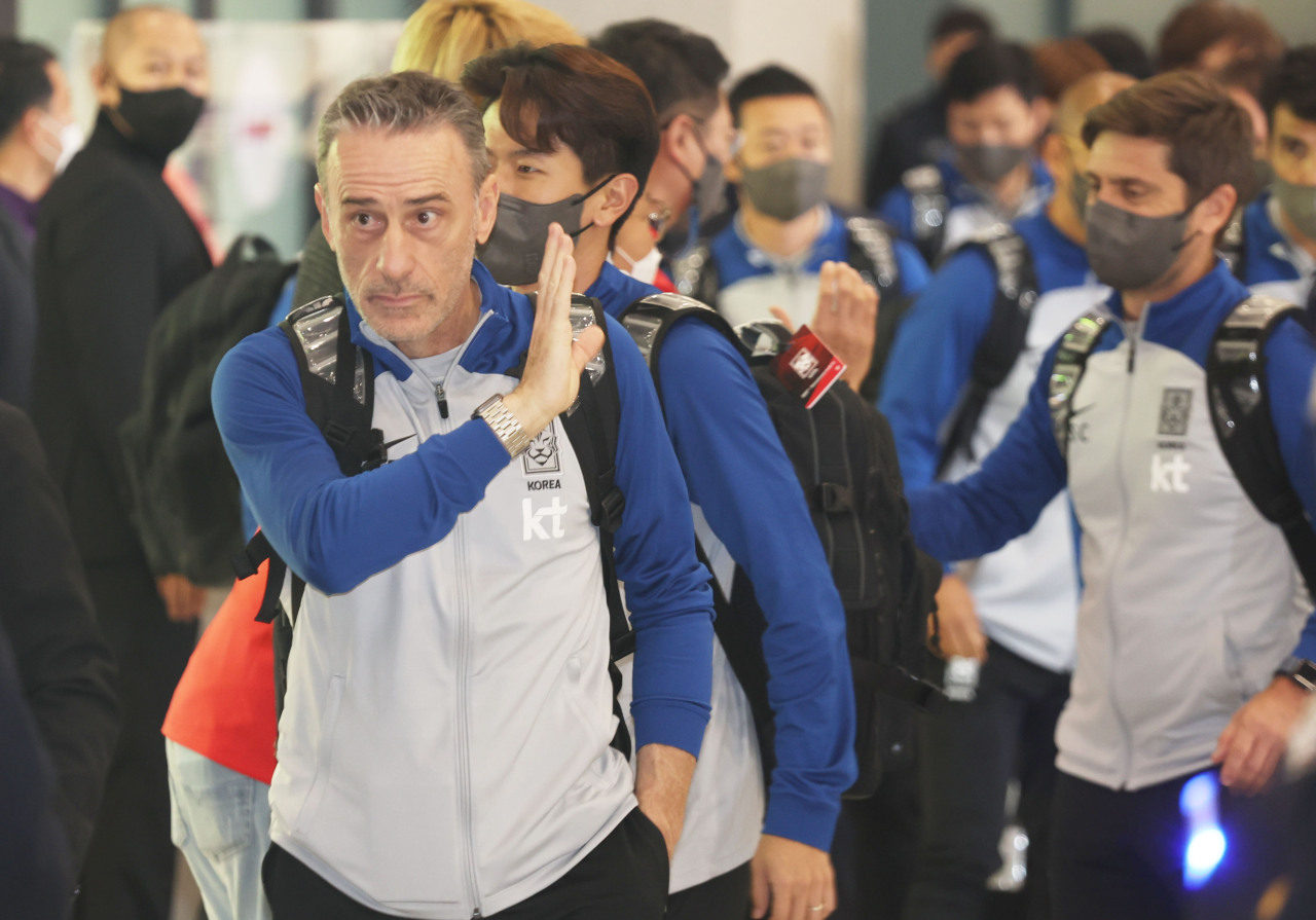 South Korea's head coach Paulo Bento waves his hands towards the welcoming crowd at Incheon International Airport, after returning from the ongoing World Cup in Qatar. (Lim Se-jun/The Korea Herald)