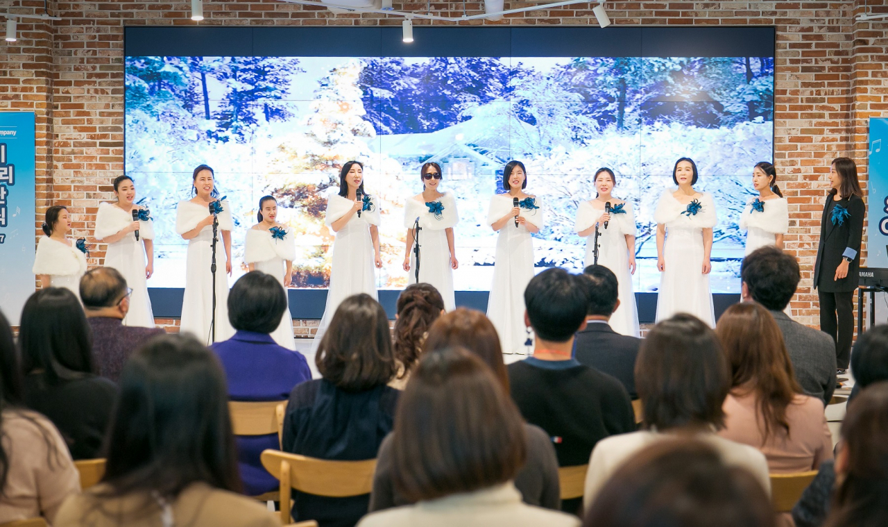 Coway's new Mulbit Sori Choir sings for an audience at the choir group's inauguration ceremony, held in Guro-gu, Seoul, Wednesday. (Coway)
