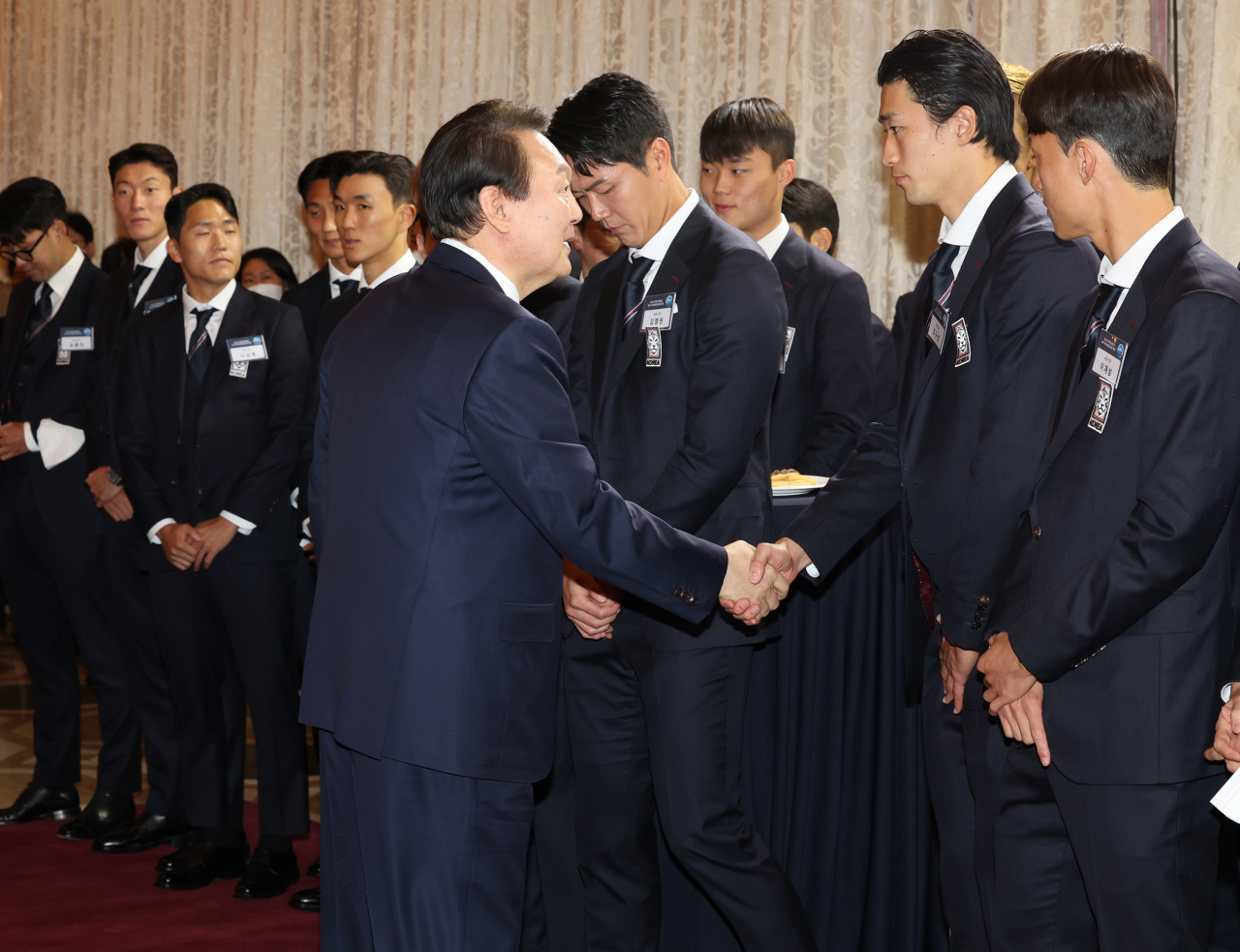 President Yoon Suk-yeol on Thursday hosted a formal dinner for the national soccer team in celebration of the team's performance in the 2022 Qatar World Cup. (Yonhap)