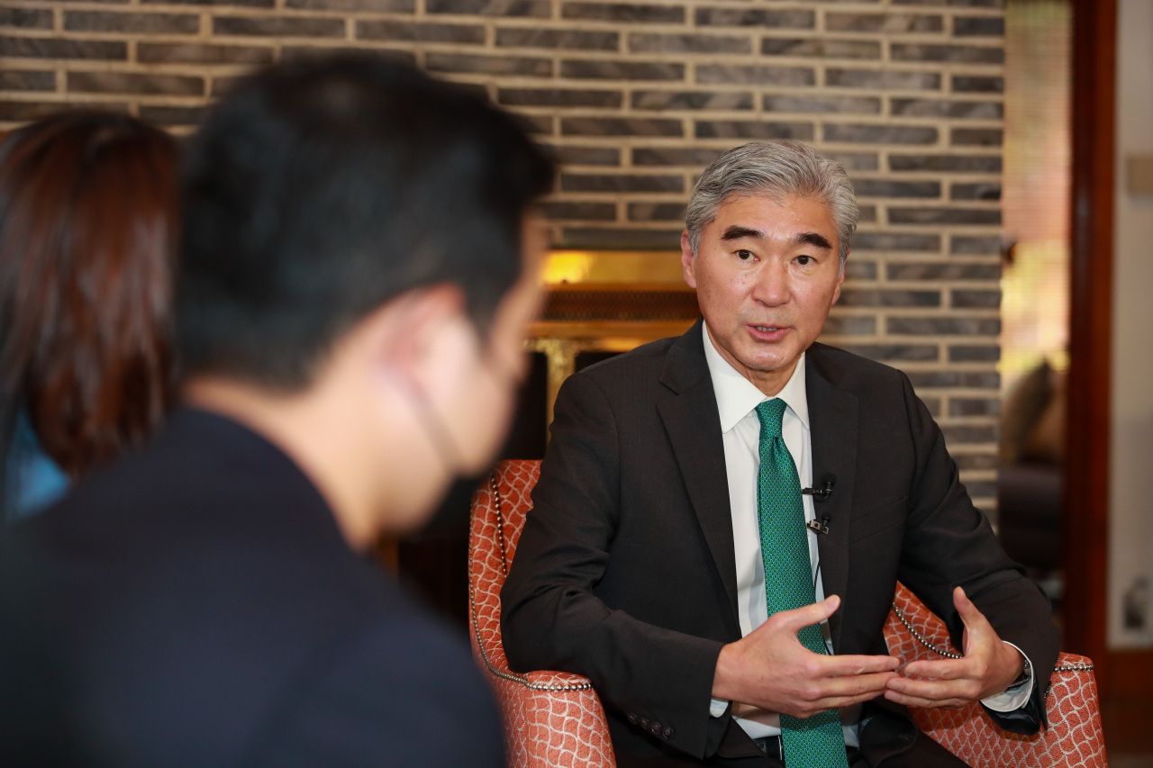 US Special Representative for North Korea Sung Kim speaks during a meeting with reporters at the US ambassadorial residence in Seoul on Sept. 20. (Yonhap)