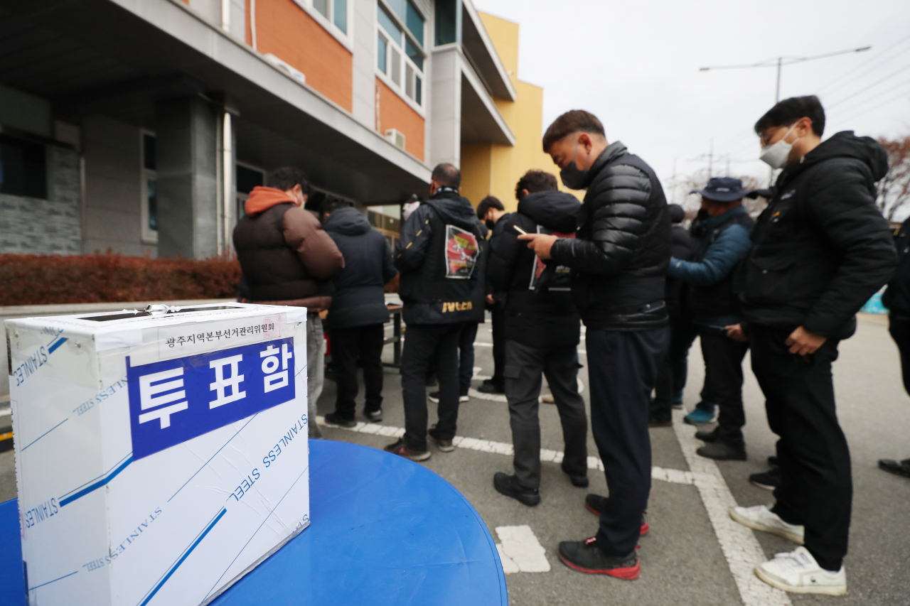 Members of the Cargo Truckers Solidarity Union cast votes at a parking lot in the southern city of Gwangju on Friday. (Yonhap)