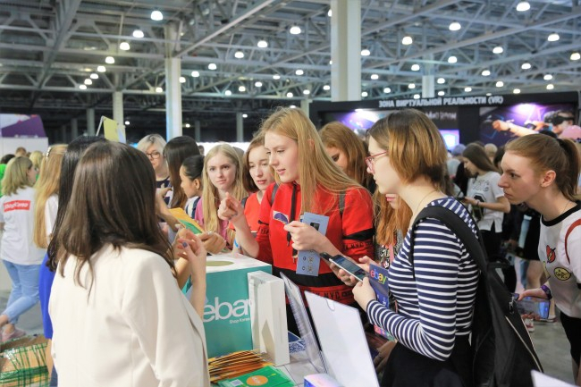 Visitors at a Korean cosmetics promotion event held in Europe gather around a booth. (Ministry of Trade, Industry and Energy)