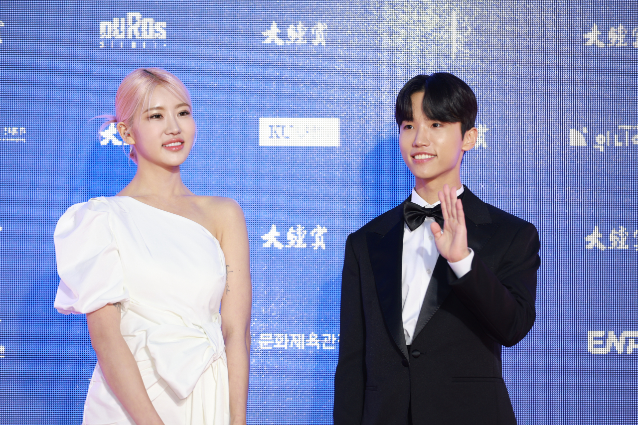TikTok creators WonJeong (right) and Sia Jiwoo pose at the 58th Daejong International Film Awards red carpet held at the New Millennium Grand Theater at Konkuk University in Seoul, Friday. (Daejong International Film Awards)