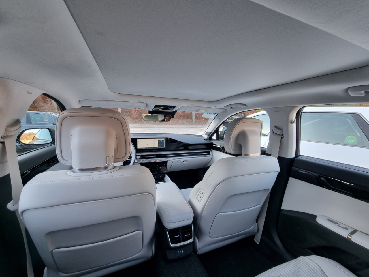 A view from the backseat of the all-new Grandeur (Kan Hyeong-woo/The Korea Herald)