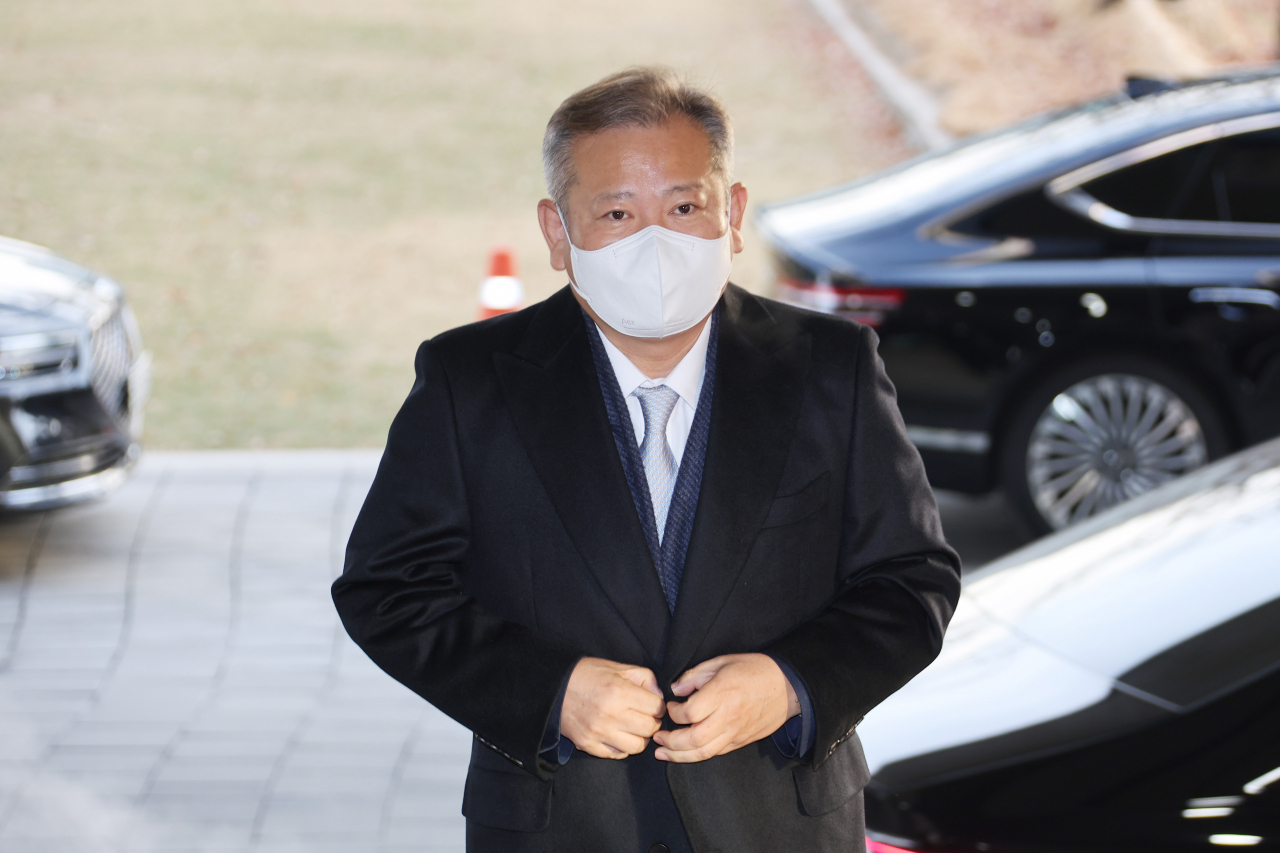Interior and Safety Minister Lee Sang-min arrives for work at the government complex in Seoul on Monday, one day after the opposition-controlled National Assembly passed a motion calling for the dismissal of Lee over the bungled government response to the deadly Itaewon crowd crush. (Yonhap)