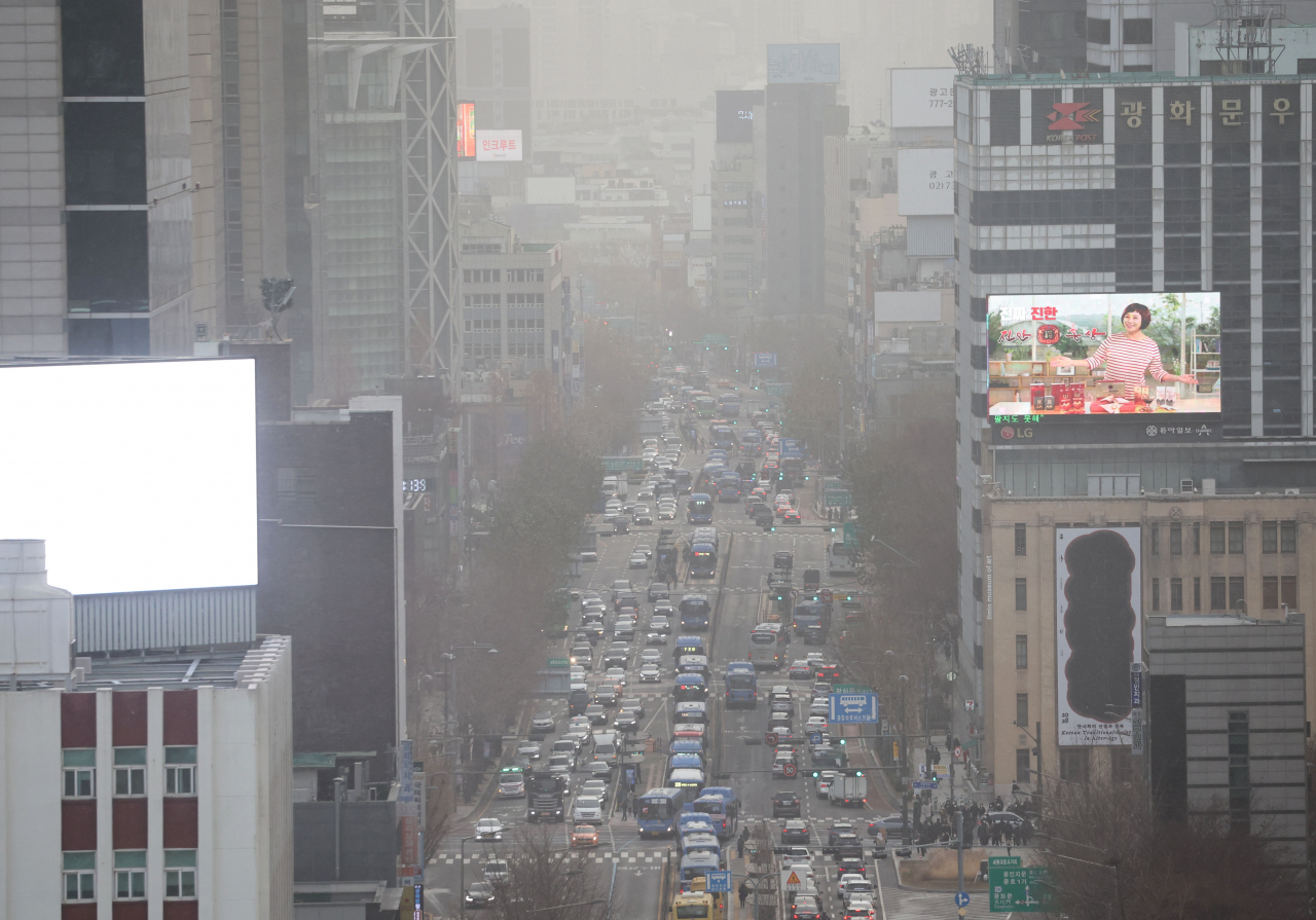 A road in Jongno-gu, central Seoul is hazy with yellow dust amid advisories issued across the country on Tuesday. (Yonhap)