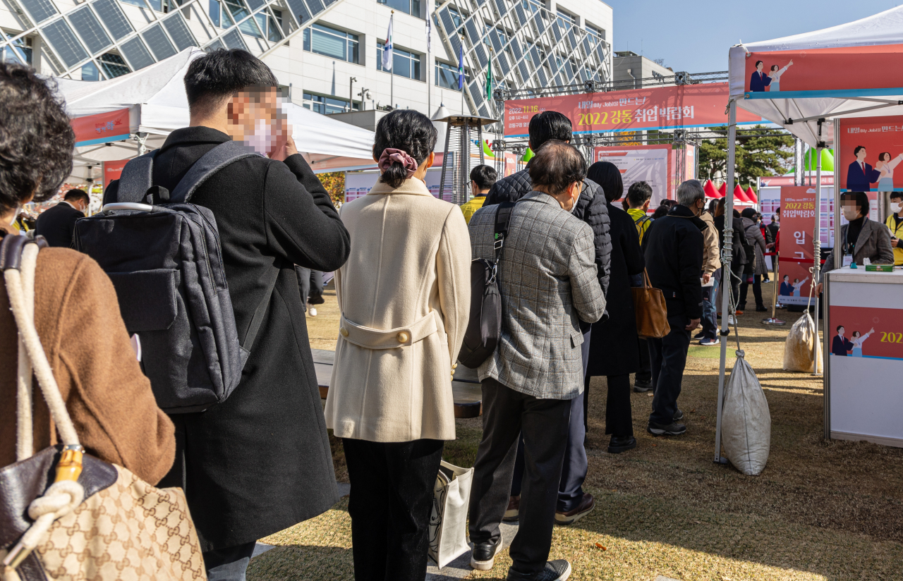 Jobseekers wait in line at a job fair held in Seoul, in this file photo taken on Nov. 16. (Yonhap)