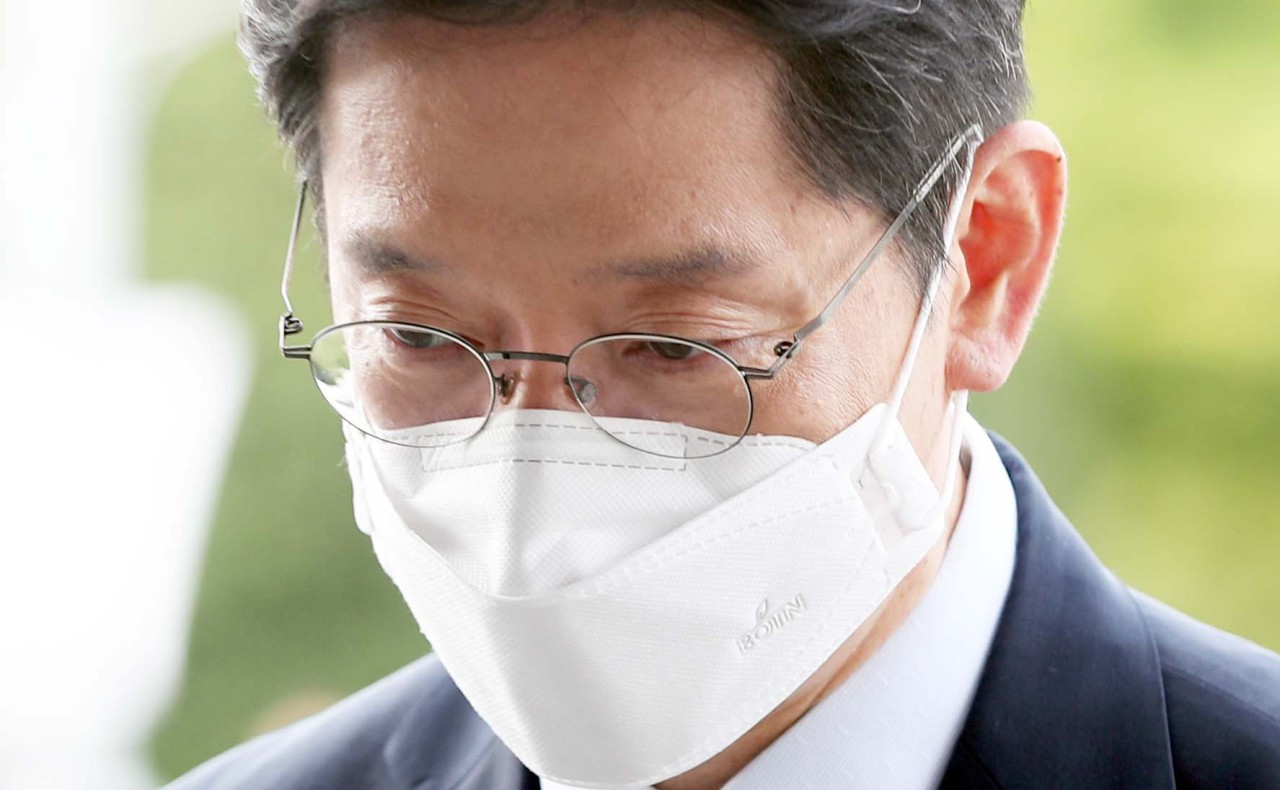 South Gyeongsang Province Govt. Kim Kyoung-soo heads to his office in Changwon, South Korea, on Jul. 20. (Yonhap)