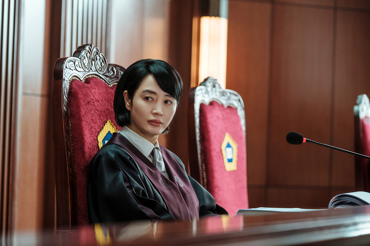 Actor Kim Hye-soo plays the role of charismatic judge Sim Eun-seok in “Juvenile Justice.” (Netflix)