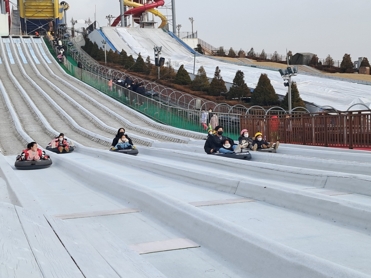 Sledding slopes outside One Mount Snow Park (Lee Si-jin/The Korea Herald)