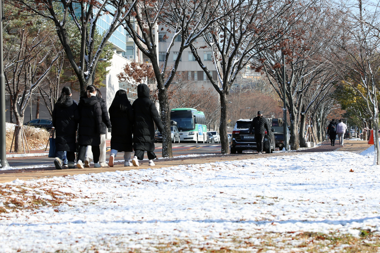 This photo from Wednesday shows snow falling in central Seoul. (Yonhap)