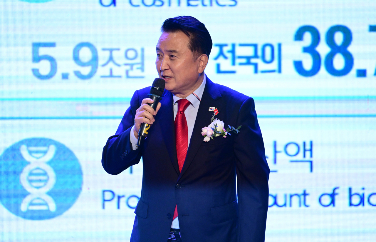 Kim Young-hwan, governor of North Chungcheong Province, speaks during the Korea-Vietnam Economic Cooperation Forum held on Friday in Hanoi, Vietnam, Friday. (Park Hae-mook/The Korea Herald)