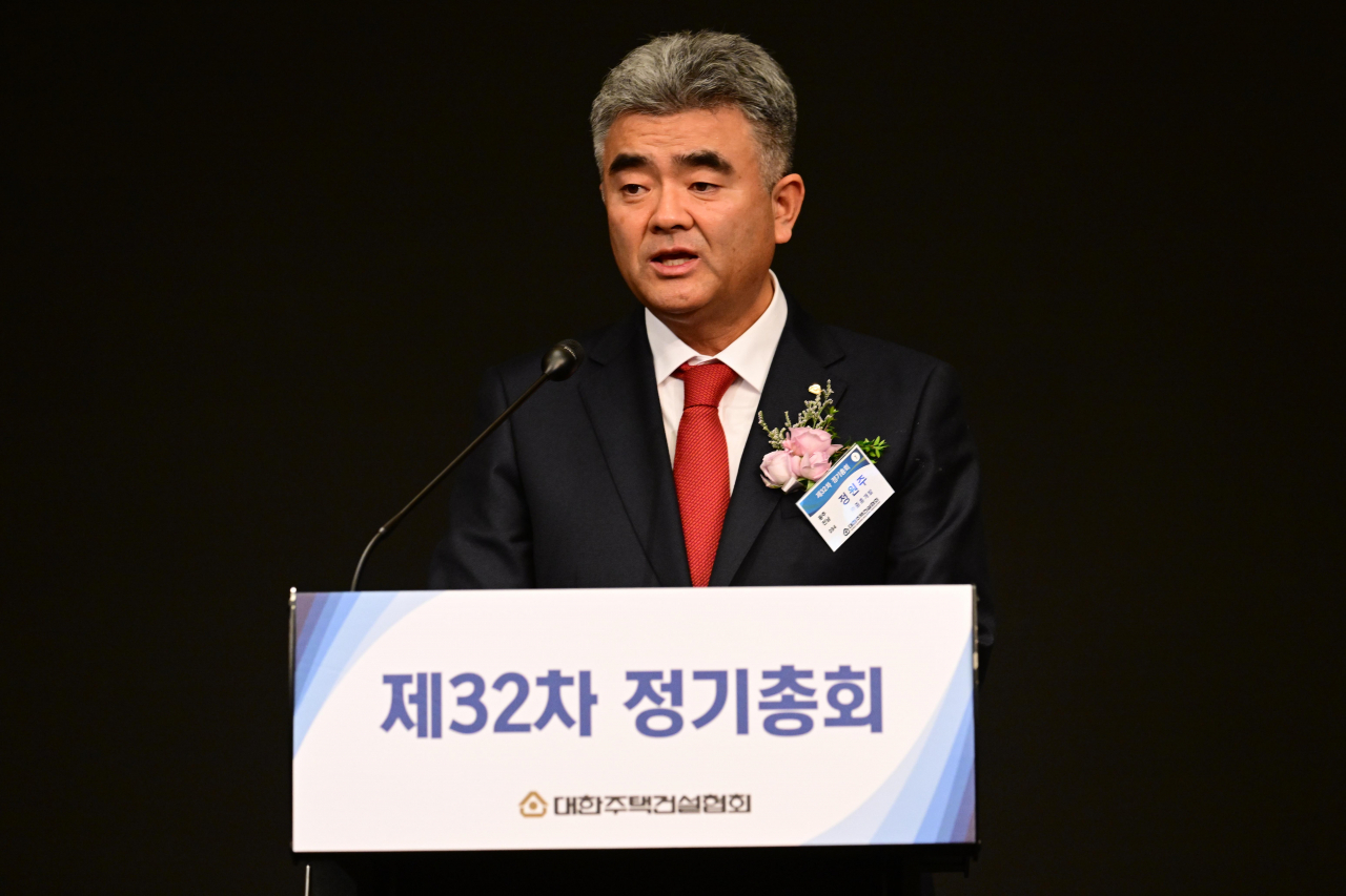 Jung Won-ju, vice chairman of Jungheung Group, speaks during a Korea Housing Builders Association general meeting held on Thursday. (Park Hae-mook/The Korea Herald)