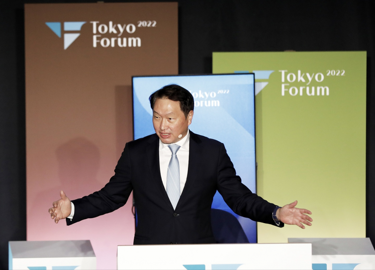 SK Group Chairman Chey Tae-won speaks during a forum held on Dec. 1, Tokyo, Japan. (Yonhap)
