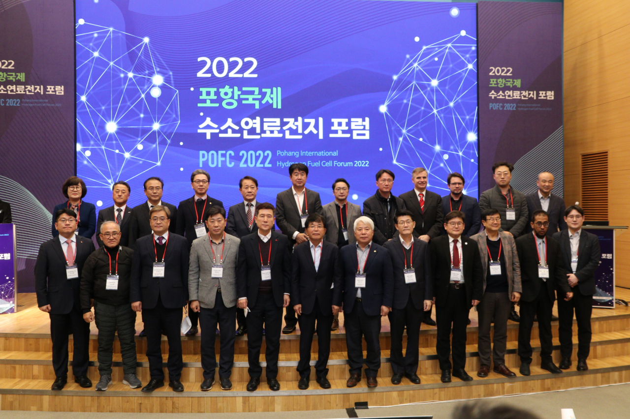FCI CEO Lee Tae-won (fifth from left, back row) and Pohang Mayor Lee Kang-deok (fifth from left, front row) attend the Pohang Hydrogen Fuell Cell Forum on Dec. 7, in Pohang, North Gyeongsang Province. (FCI)