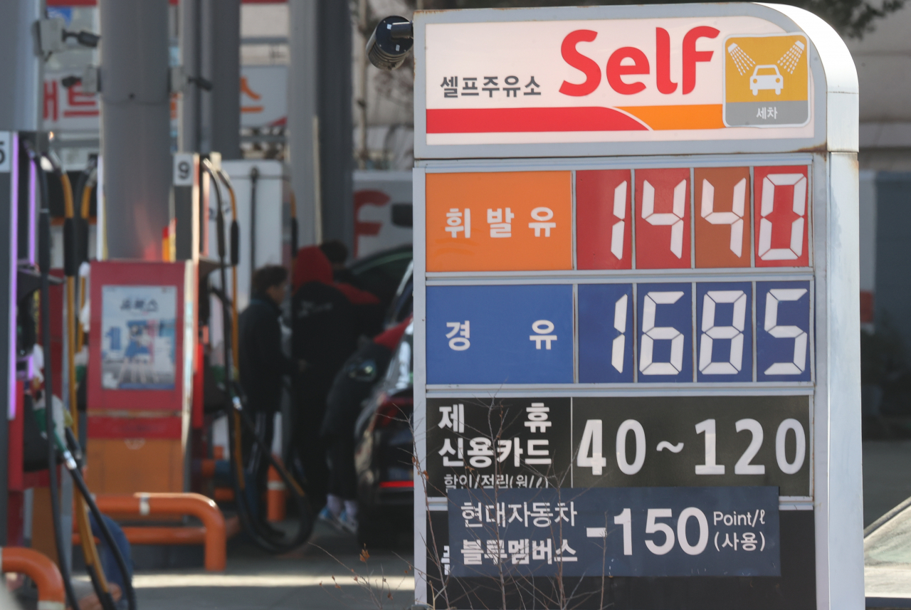 A gas station in Seoul shows prices for gasoline and diesel on Sunday. (Yonhap)