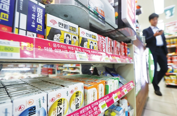 Over-the-counter medicines are displayed at a local convenience store in South Korea. (Yonhap)