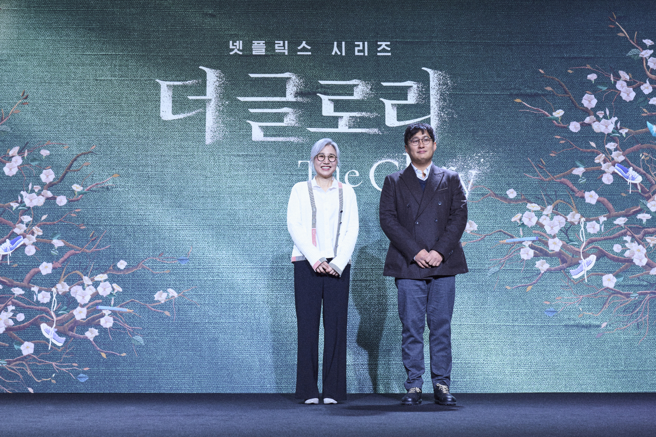 Screenwriter Kim Eun-sook (left) and director An Gil-ho pose for photos before a press conference at JW Marriott Dongdaemun Square Seoul, in Jongno-gu, Seoul, Tuesday. (Netflix)