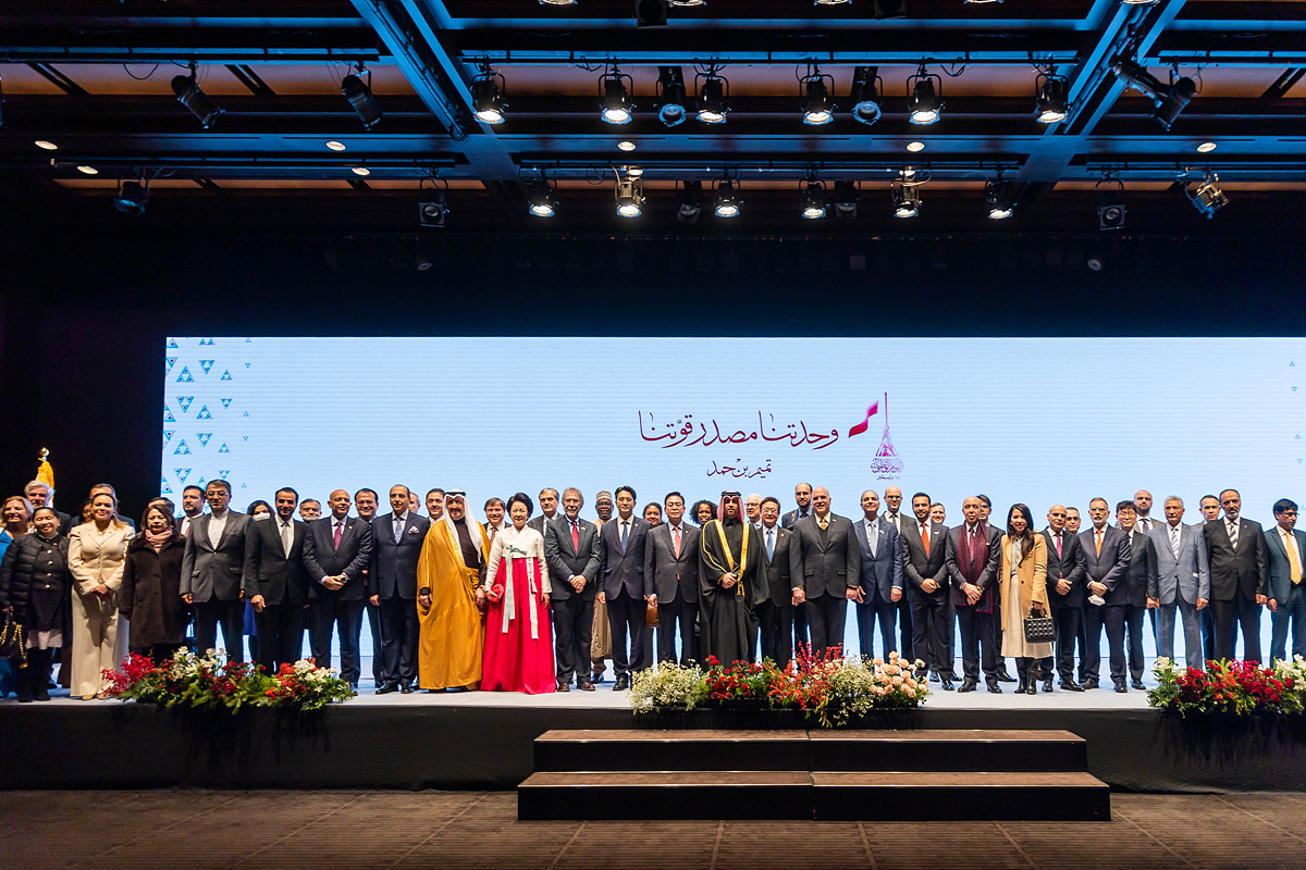 Attendees pose for a group picture on Qatar’s National Day at the Shilla Hotel in Seoul on Tuesday. (Embassy of the State of Qatar in Seoul)