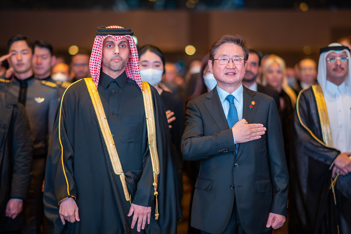 Qatar Ambassador to Korea Khalid bin Ebrahim Al-Hamar (first from left) and Minister of Culture, Sports, and Tourism Park Bo-gyoon attend Qatar’s National Day at the Shilla Hotel in Seoul on Tuesday. (Embassy of the State of Qatar in Seoul)