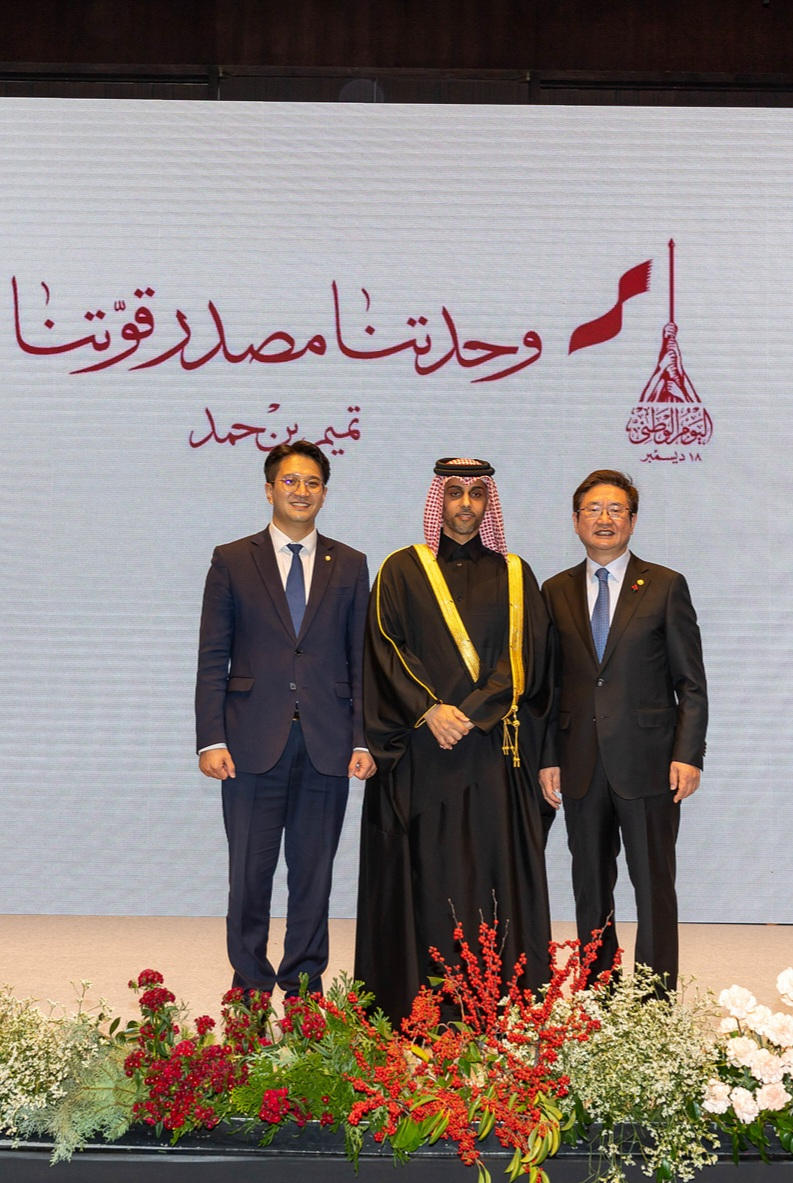 Qatar Ambassador to Korea Khalid bin Ebrahim Al-Hamar (center) poses with Minister of Culture, Sports, and Tourism Park Bo-gyoon and guests during Qatar’s National Day at the Shilla Hotel in Seoul on Tuesday. (Embassy of the State of Qatar in Seoul)